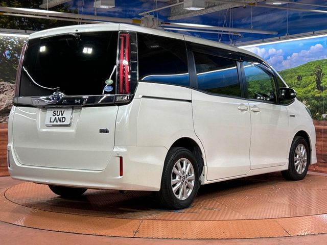 TOYOTA NOAH HYBRID 2017
