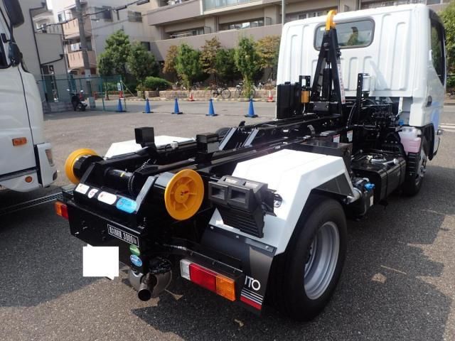 MITSUBISHI CANTER 2025