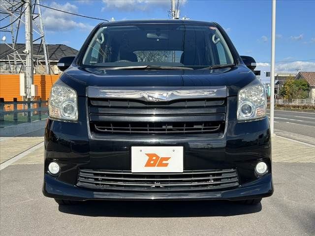 TOYOTA NOAH 2010
