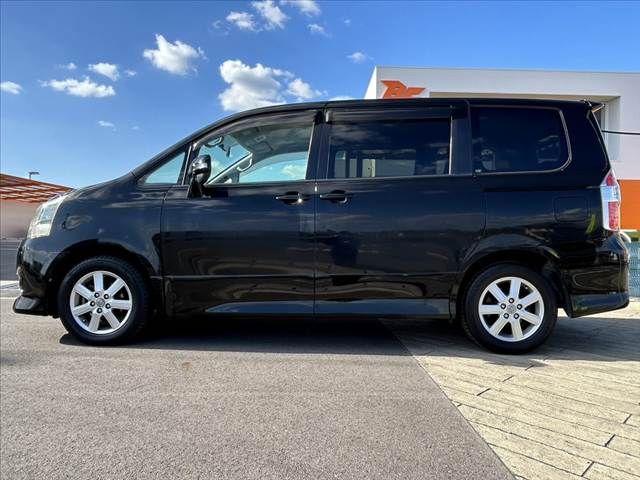 TOYOTA NOAH 2010