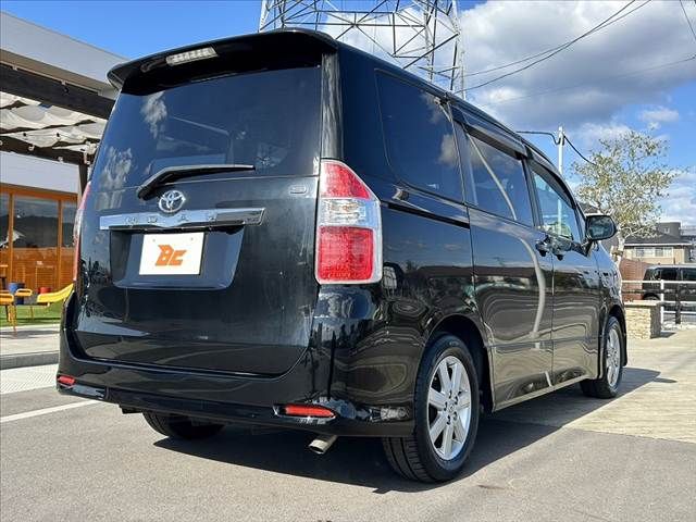 TOYOTA NOAH 2010