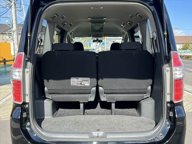 TOYOTA NOAH 2010