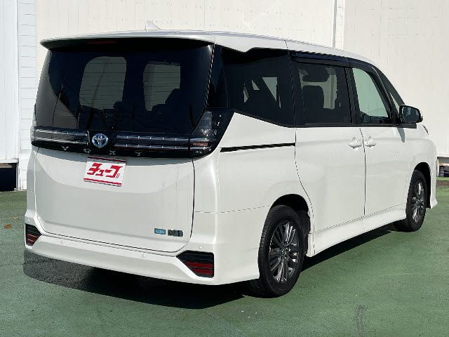 TOYOTA VOXY HYBRID 2023