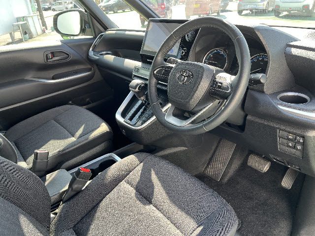 TOYOTA VOXY HYBRID 2023