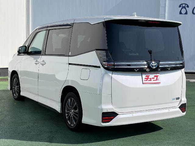 TOYOTA VOXY HYBRID 2023