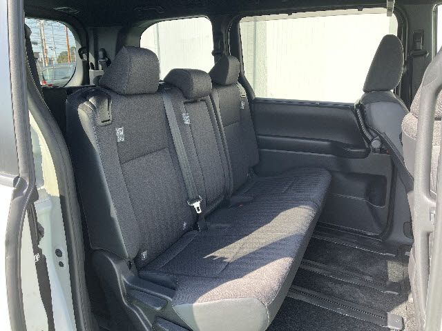 TOYOTA VOXY HYBRID 2023