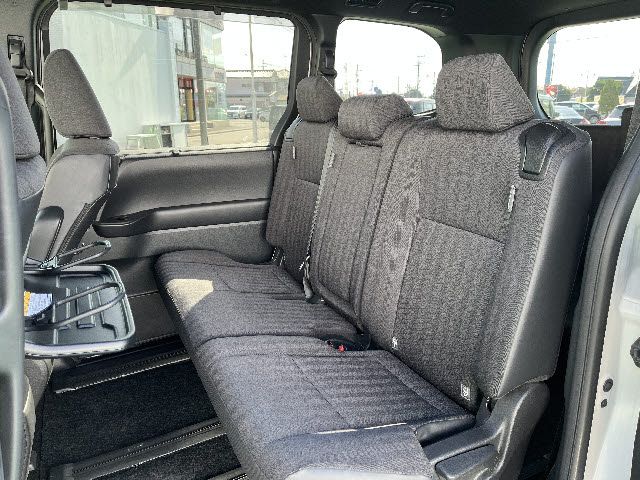 TOYOTA VOXY HYBRID 2023