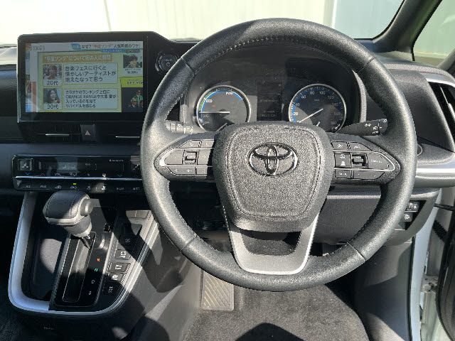 TOYOTA VOXY HYBRID 2023