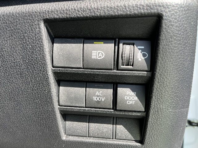 TOYOTA VOXY HYBRID 2023