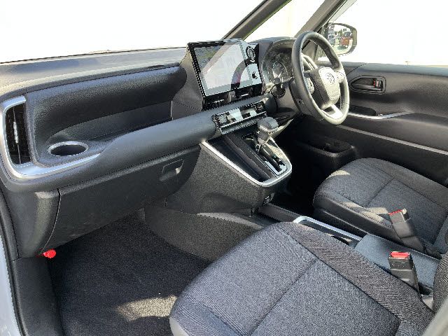 TOYOTA VOXY HYBRID 2023