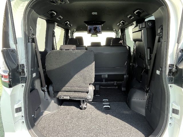 TOYOTA VOXY HYBRID 2023