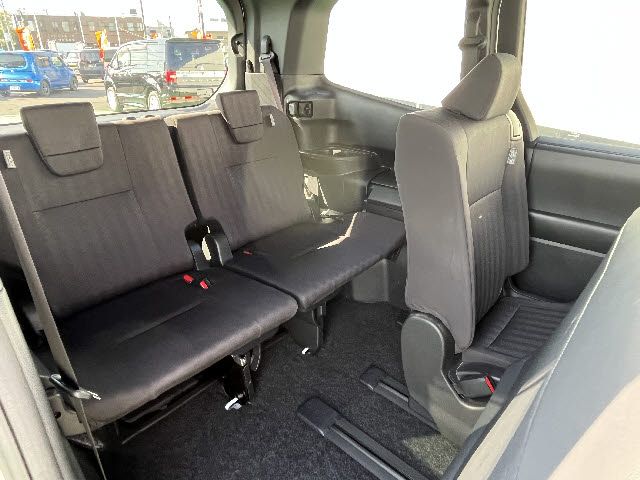 TOYOTA VOXY HYBRID 2023