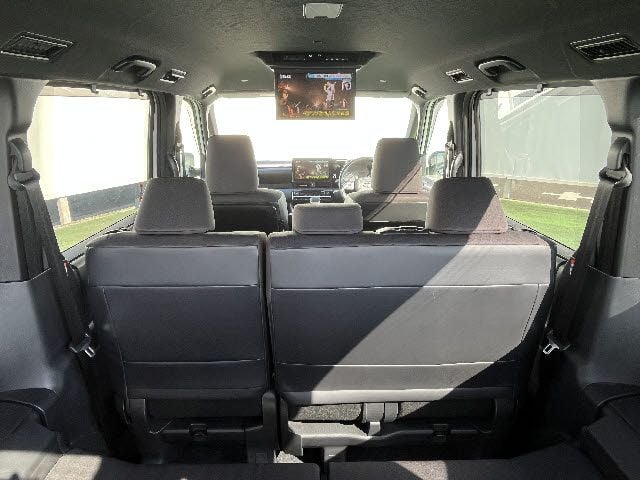 TOYOTA VOXY HYBRID 2023