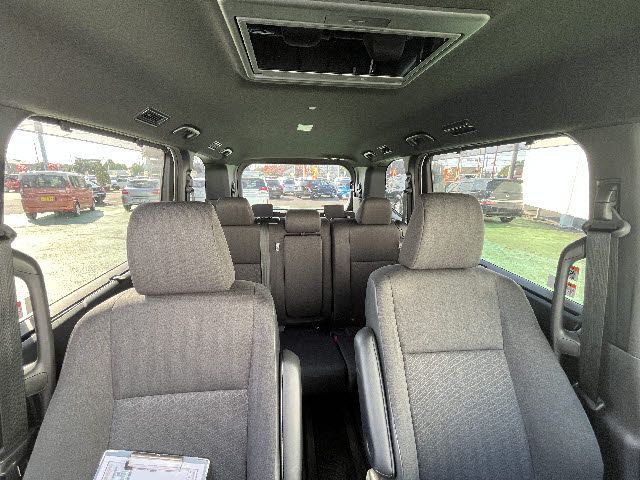 TOYOTA VOXY HYBRID 2023