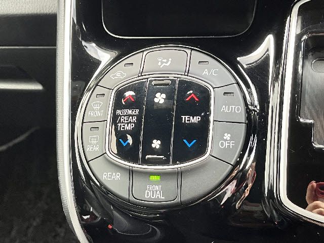 TOYOTA VOXY 4WD 2021