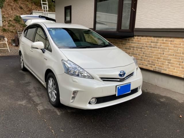 TOYOTA PRIUS Alpha 2013