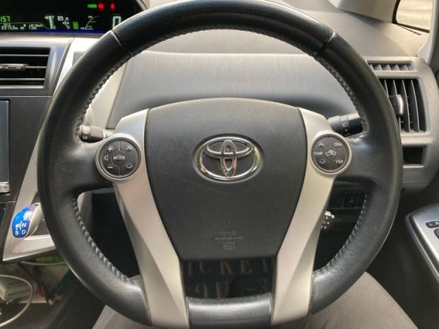 TOYOTA PRIUS Alpha 2013