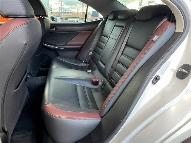 TOYOTA LEXUS IS300h 2016