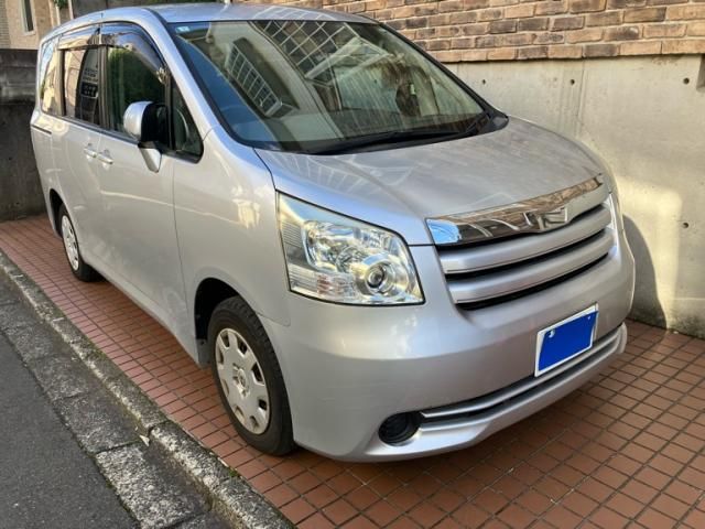 TOYOTA NOAH 2009