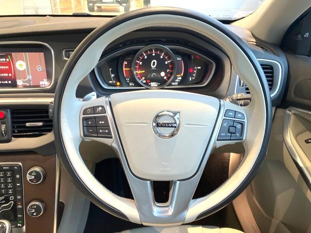 VOLVO VOLVO V40 2017