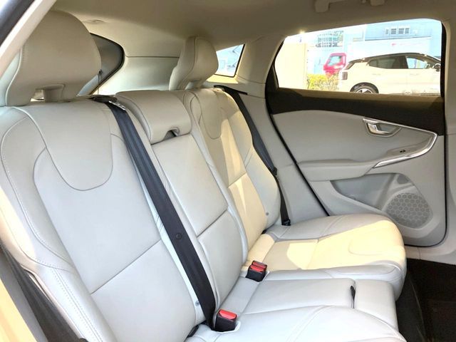 VOLVO VOLVO V40 2017