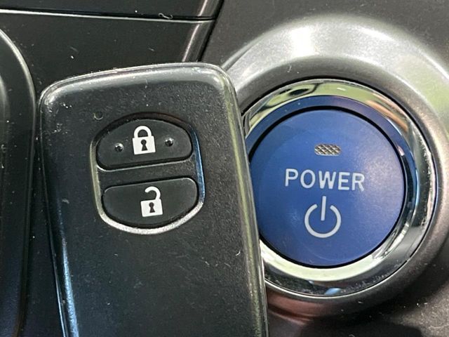 TOYOTA PRIUS Alpha 2014