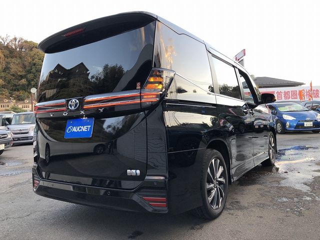 TOYOTA VOXY HYBRID 2022