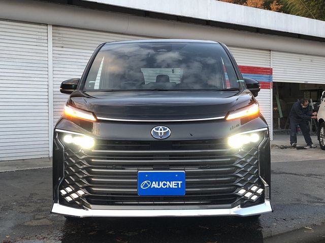 TOYOTA VOXY HYBRID 2022