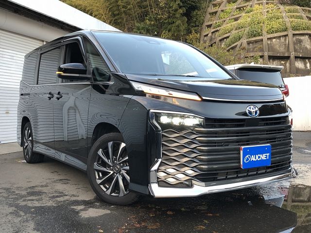 TOYOTA VOXY HYBRID 2022