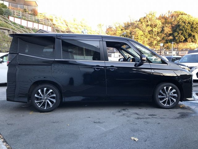 TOYOTA VOXY HYBRID 2022