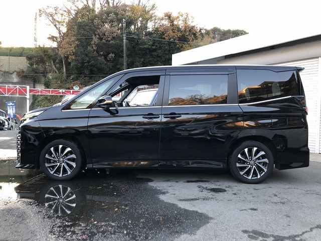 TOYOTA VOXY HYBRID 2022