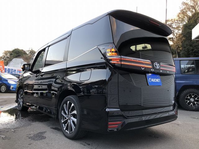 TOYOTA VOXY HYBRID 2022