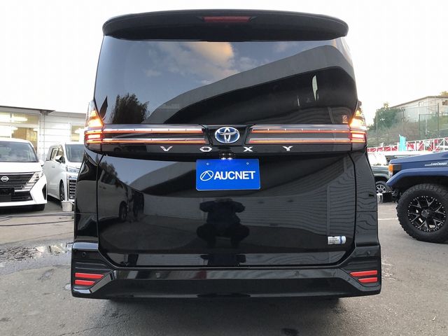 TOYOTA VOXY HYBRID 2022