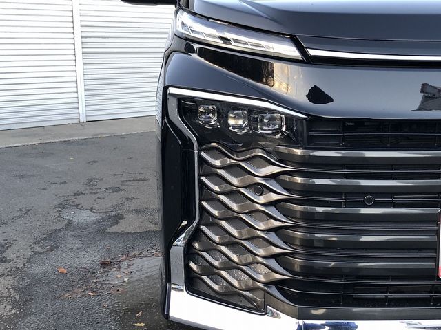 TOYOTA VOXY HYBRID 2022