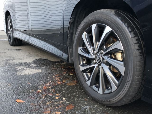 TOYOTA VOXY HYBRID 2022