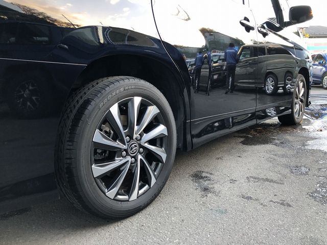 TOYOTA VOXY HYBRID 2022