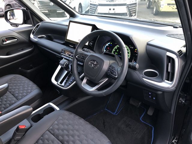 TOYOTA VOXY HYBRID 2022