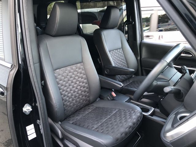 TOYOTA VOXY HYBRID 2022