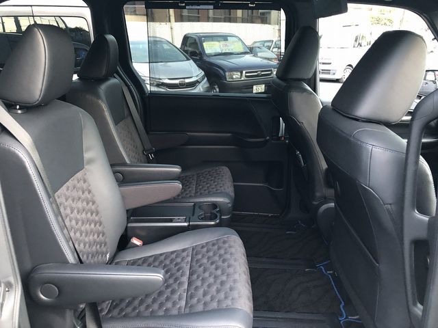 TOYOTA VOXY HYBRID 2022