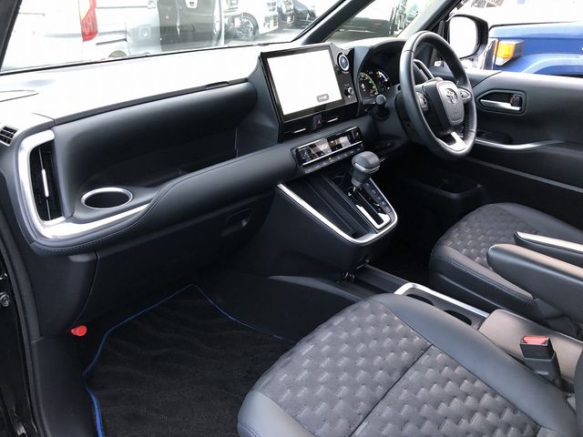 TOYOTA VOXY HYBRID 2022