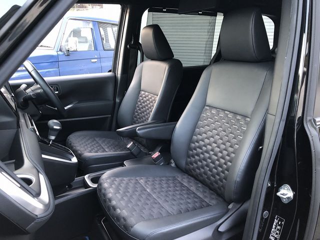 TOYOTA VOXY HYBRID 2022