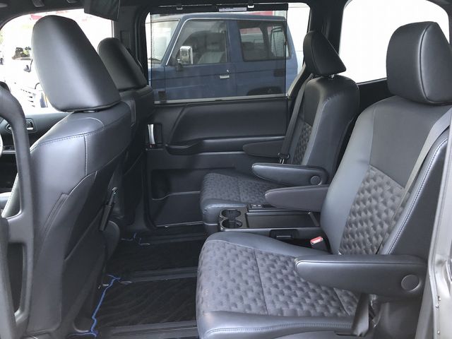 TOYOTA VOXY HYBRID 2022