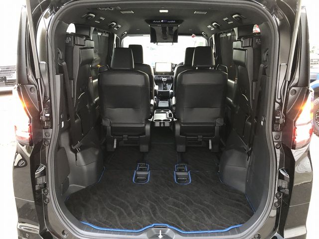 TOYOTA VOXY HYBRID 2022