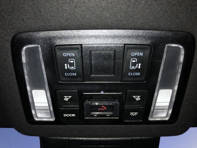 TOYOTA VOXY HYBRID 2022