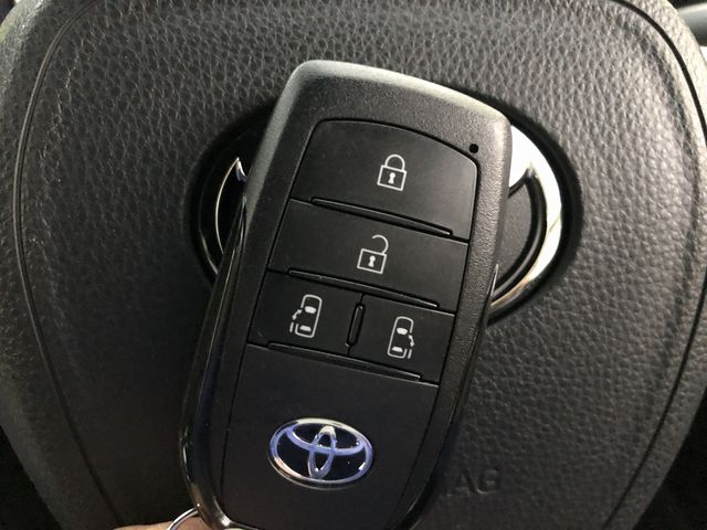 TOYOTA VOXY HYBRID 2022