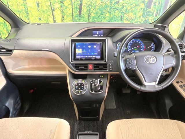 TOYOTA NOAH HYBRID 2015