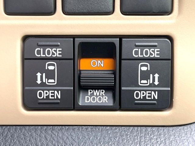 TOYOTA NOAH HYBRID 2015