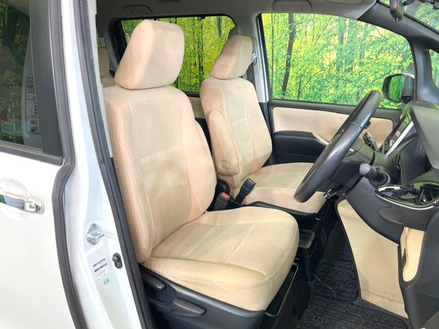 TOYOTA NOAH HYBRID 2015