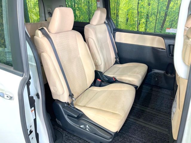 TOYOTA NOAH HYBRID 2015