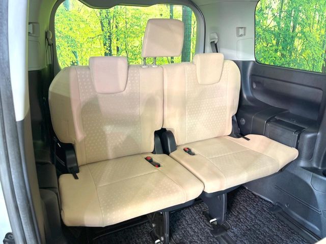 TOYOTA NOAH HYBRID 2015